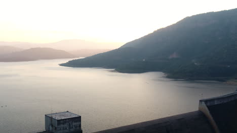 disparo de un dron temprano en la mañana para revelar una pared de presa, el agua se libera