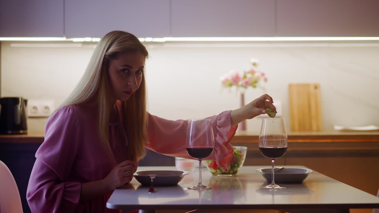 조심스러운 음료 스파이커는 사랑의 음료에 수면제 제품을 추가합니다.