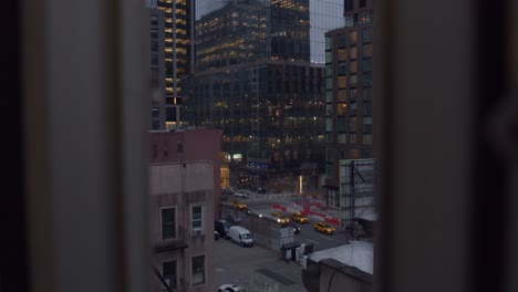 Toma-De-Establecimiento-De-La-Hora-Azul-Del-Rascacielos-Espiral-66-Hudson-Boulevard-En-La-Ciudad-De-Nueva-York---Midtown-Manhattan---Ventana-Del-Apartamento-POV