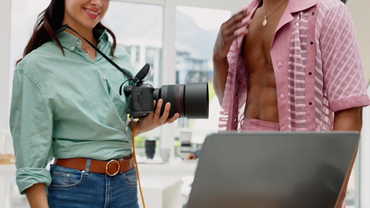 Fotógrafo, portátil y personas en estudio para el equipo