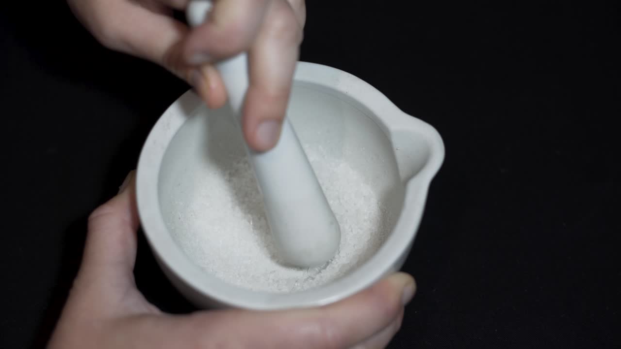 소금 결정을 부수는 사람의 슬로우 모션 클로즈업 샷