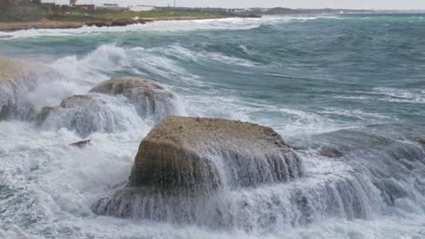 Rosch-Hanikra-Küste-Und-Meereswellen,-Die-Felsen-Zertrümmern