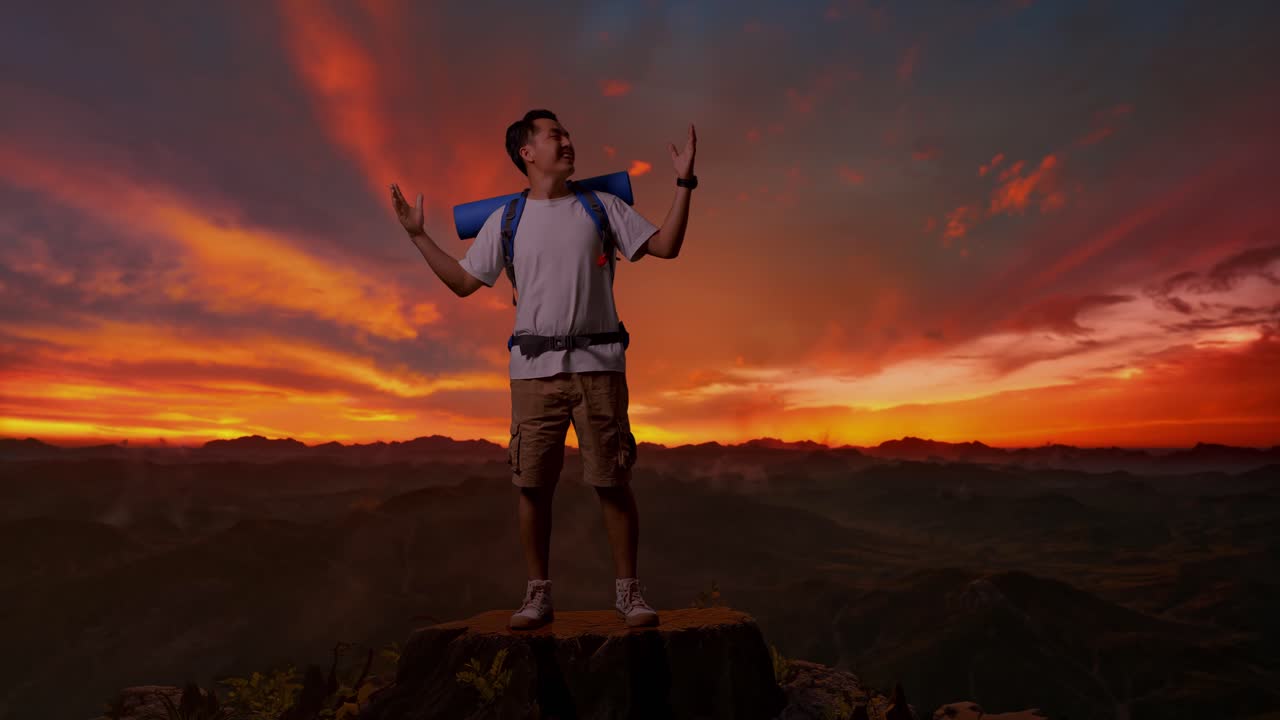 해가 지는 산꼭대기 에서 행복 한 산책자