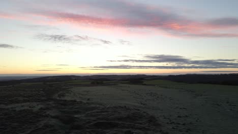 Drohnenaufnahmen-Eines-Gefrorenen-Moorlandes-Im-Morgengrauen