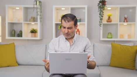 el hombre mirando la computadora portátil es considerado.
