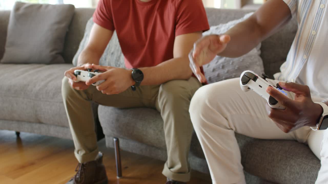 Diversi amici che reagiscono a un gameplay, indossando dispositivi VR per l'immersione sul divano