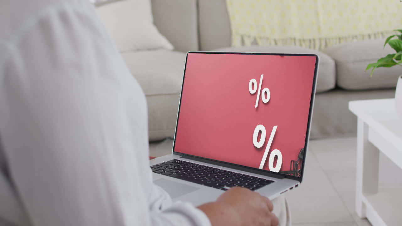 mujer biracial usando una computadora portátil en casa para comprar en línea, cámara lenta