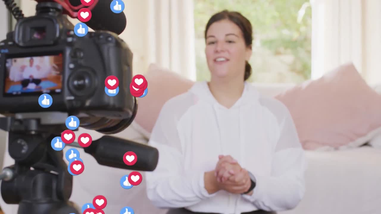 animación de amor y como iconos sobre vlogger femenino en la cámara viewoer grabación de vlog en casa