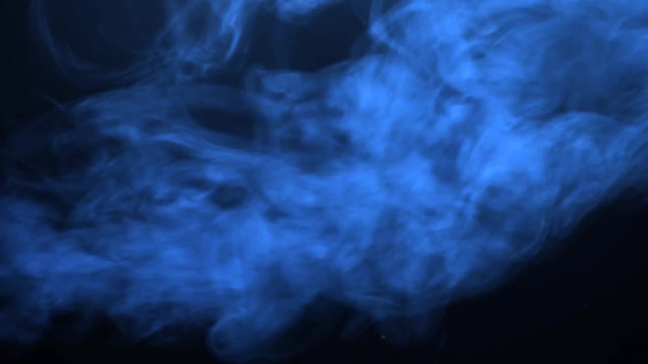 Fumo blu che gira sullo sfondo buio
