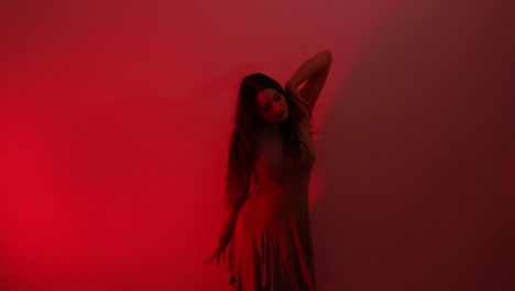 Hermosa-Mujer-Sexy-Con-Vestido-Bailando-En-Una-Habitación-Iluminada-En-Rojo