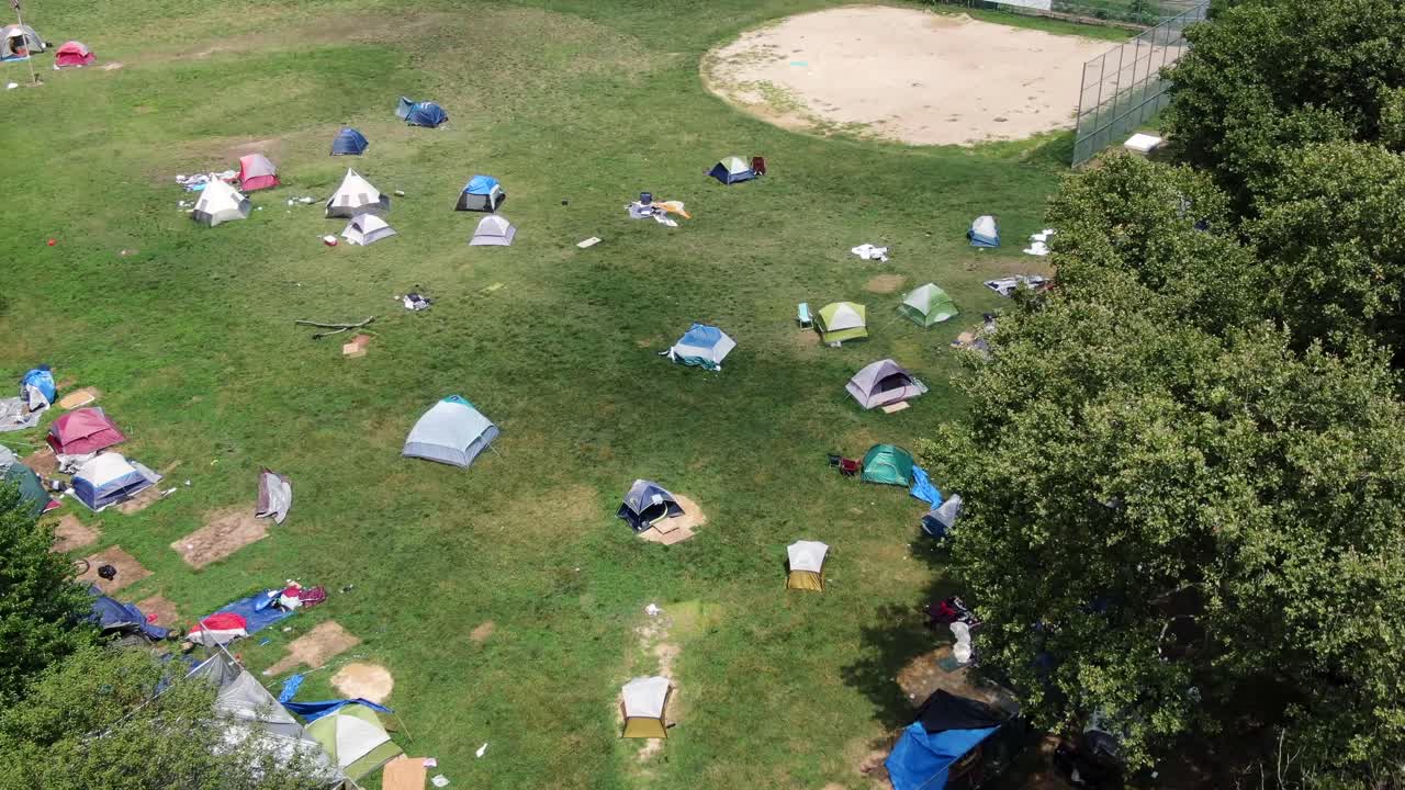 공공 공원에 설치된 텐트의 공중, 야구장 다이아몬드에 있는 야외 도시 캠핑, 레크리에이션 개념 밖에서 거친
