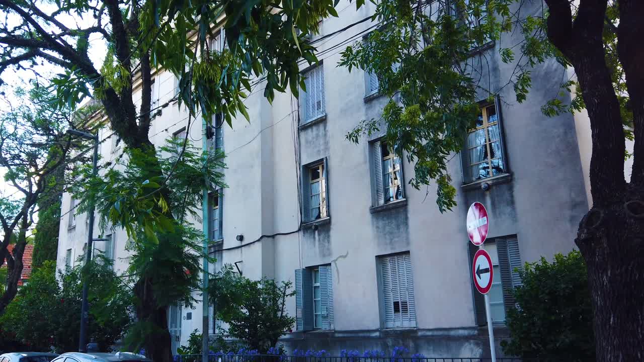 panning view en el barrio de rawson, la famosa zona residencial de julio cortázar en la ciudad de buenos aires, argentina