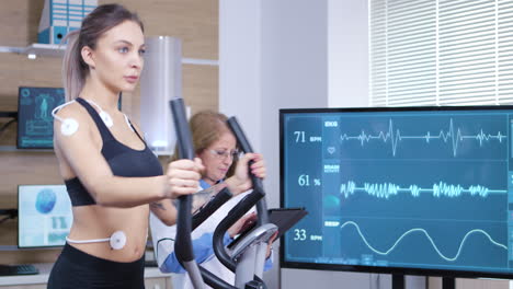 atleta femenina corriendo en una instalación moderna para el rendimiento deportivo