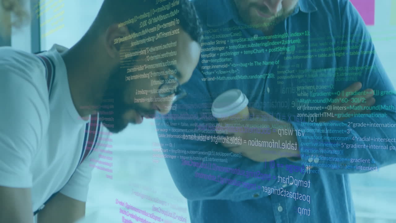 animación del procesamiento de datos sobre diversos colegas masculinos que discuten el trabajo en la oficina