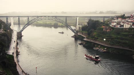 Stadtbild-Und-Fluss-Douro-In-Porto,-Ribeira-Luftaufnahme-Von-San-Luis-I-Birdge