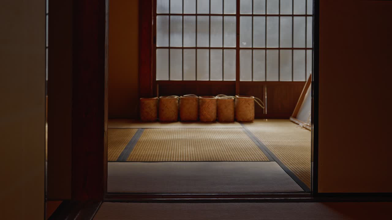 Et stabilt skud af autentiske japanske risballer (Komodawara) lavet af strå, udstillet inde i en traditionel træbygning på Edo-Tokyo Friluftsmuseum for Arkitektur.