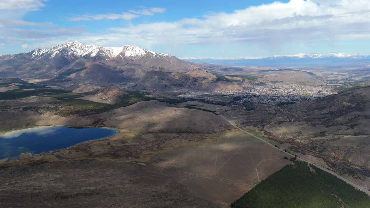 높은 공중에서 볼 수 있는 윌만코 호수와 아르헨티나 에스 시, 눈 인 안데스 산맥 근처