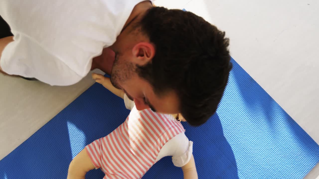 paramédico masculino durante el entrenamiento de reanimación cardiopulmonar