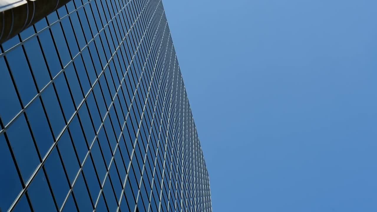 edificios de vidrio modernos en la ciudad 4k