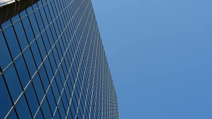 Moderni edifici in vetro in città 4k