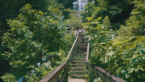 Imágenes-épicas-De-Un-Puente-Peatonal-Que-Conduce-A-Las-Cataratas-Amicalola,-La-Cascada-Más-Grande-De-Toda-Georgia,-Que-Se-Eleva-Sobre-El-área-A-729-Pies-De-Altura