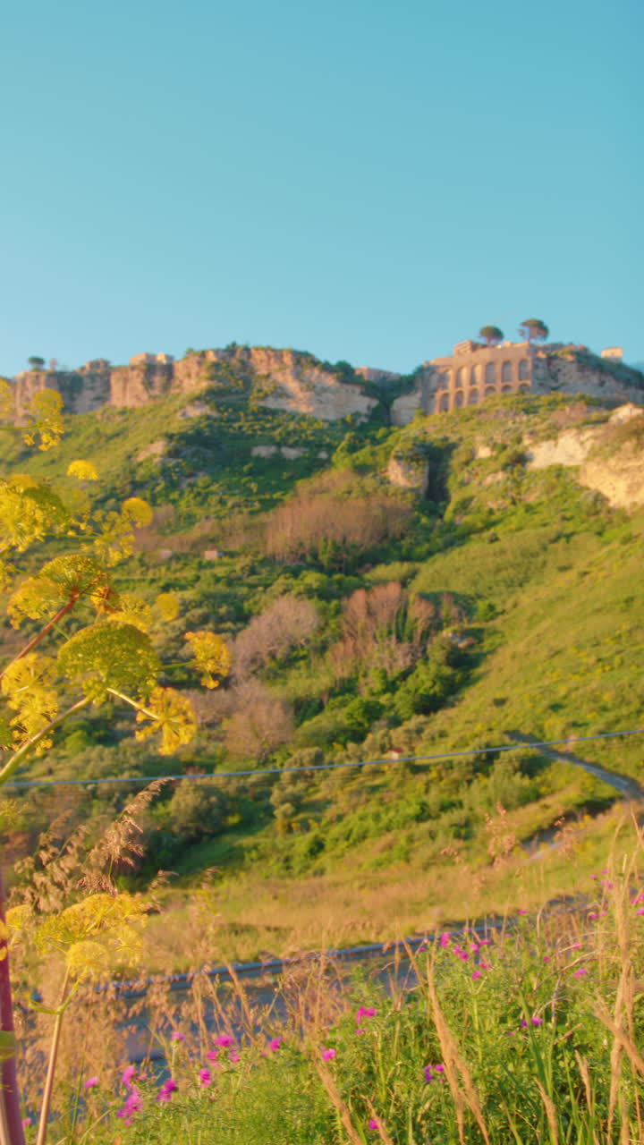 Pemandangan Gerace di atas lembah saat matahari terbenam di Calabria