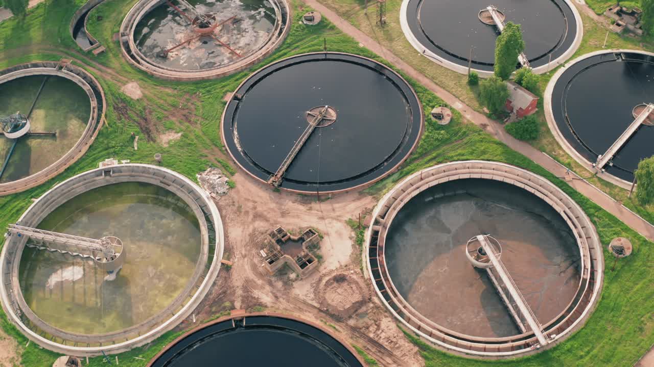 planta de tratamiento de aguas residuales, piscinas redondas para la filtración de aguas sucias o residuales