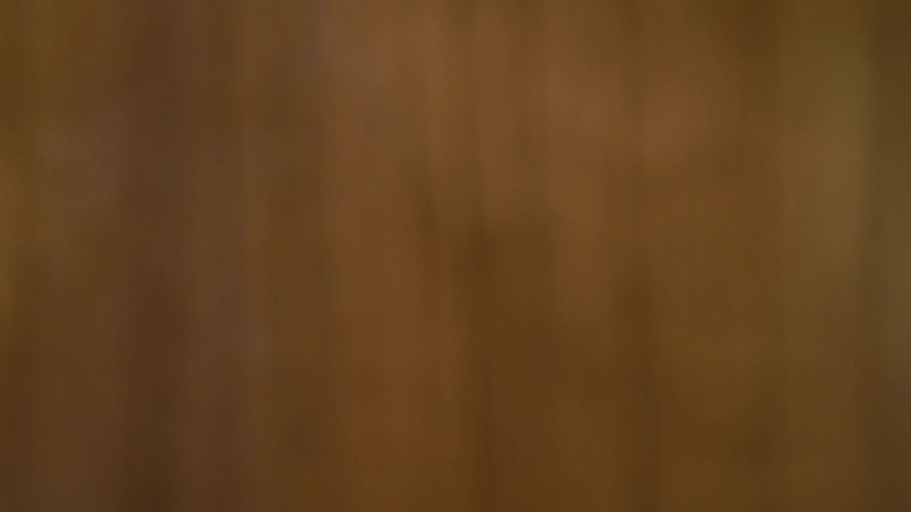 colocando una naranja en una mesa de madera