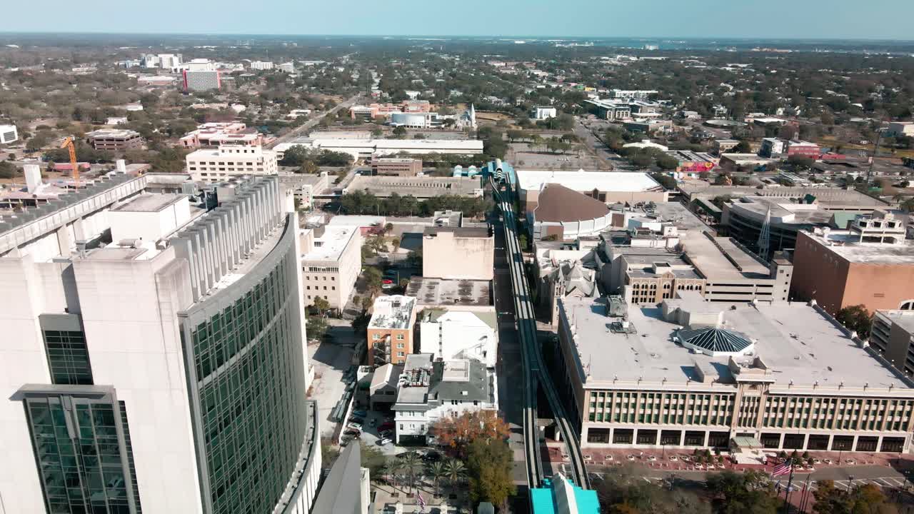 Sobrepaso Aéreo del Monorriel Skyway del centro de Jacksonville, Florida en el invierno de 2026.