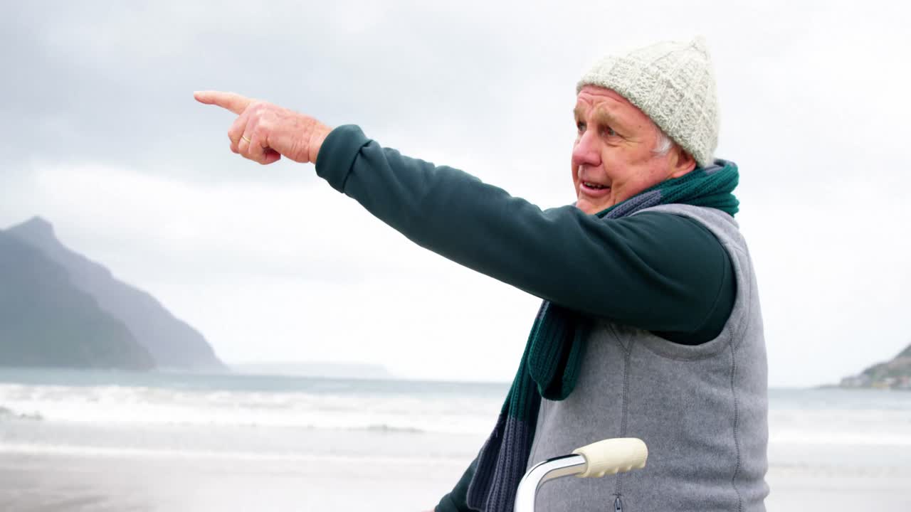 자전거 를 타고  ⁇ 고 있는 노인