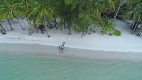 antena, seguimiento, drone disparó a personas disfrutando de un día cálido, en una playa paradisíaca, en el mar turquesa, en un día soleado, en koh kood, tailandia, asia