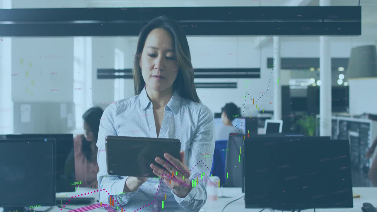 animación del procesamiento de datos sobre diversas personas de negocios en la oficina