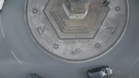Entdecken-Sie-Die-Kulturelle-Und-Historische-Schönheit-Lissabons-Aus-Der-Luft-Mit-Der-Mosaik-Weltkarte,-Die-Das-Ikonische-Muster-Auf-Dem-Gefliesten-Bürgersteig-Und-Die-Statue-In-Der-Mitte-Des-Kreisverkehrs-Zeigt
