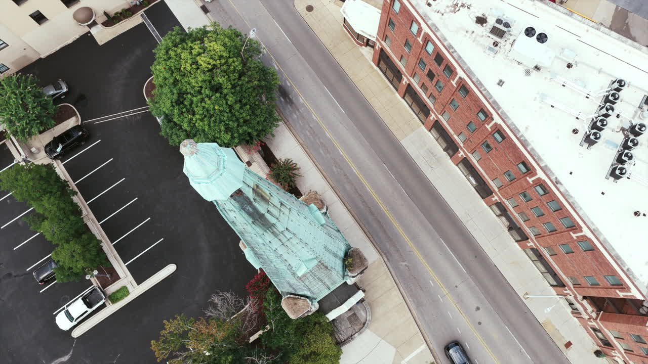 자동차 와 건물 들 이 있는 도시 거리 의 공중 풍경