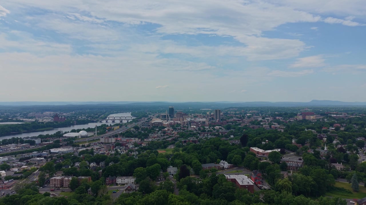 Høytliggende flyfoto av boligområder i Springfield og den fjerne Connecticut River under slørlette skyer, Massachusetts, USA