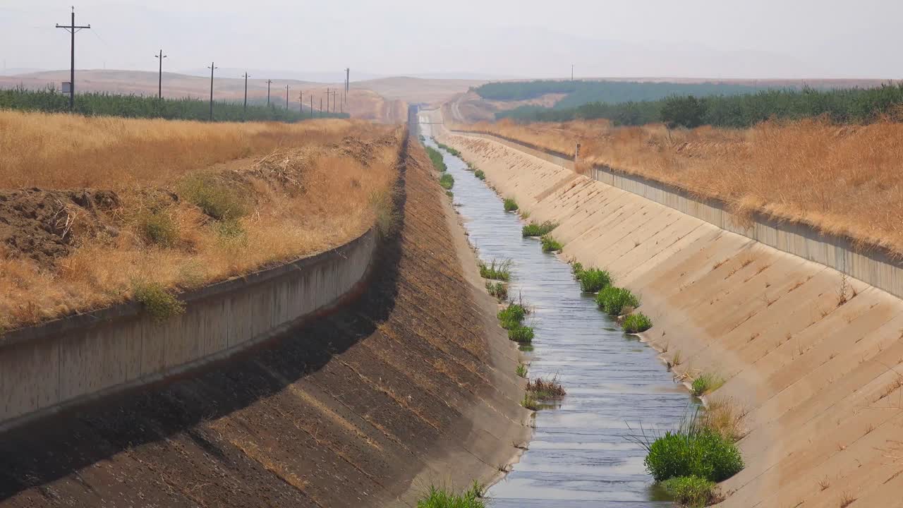 los canales de riego están secos en california durante una sequía 1