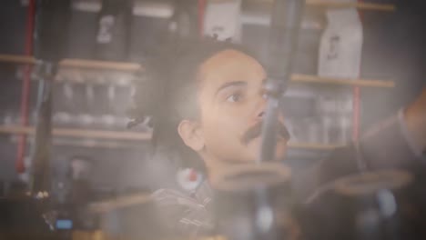 animación de puntos de luz sobre el hombre haciendo café trabajando en la cafetería