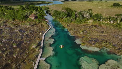 Luftaufnahme-Von-Menschen,-Die-Im-Engen-Kanal-Der-Bacalar-Stromschnellen-Im-Sonnigen-Mexiko-Kajak-Fahren