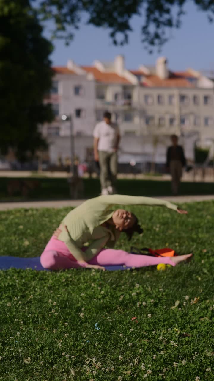 mujer practicando yoga en un parque