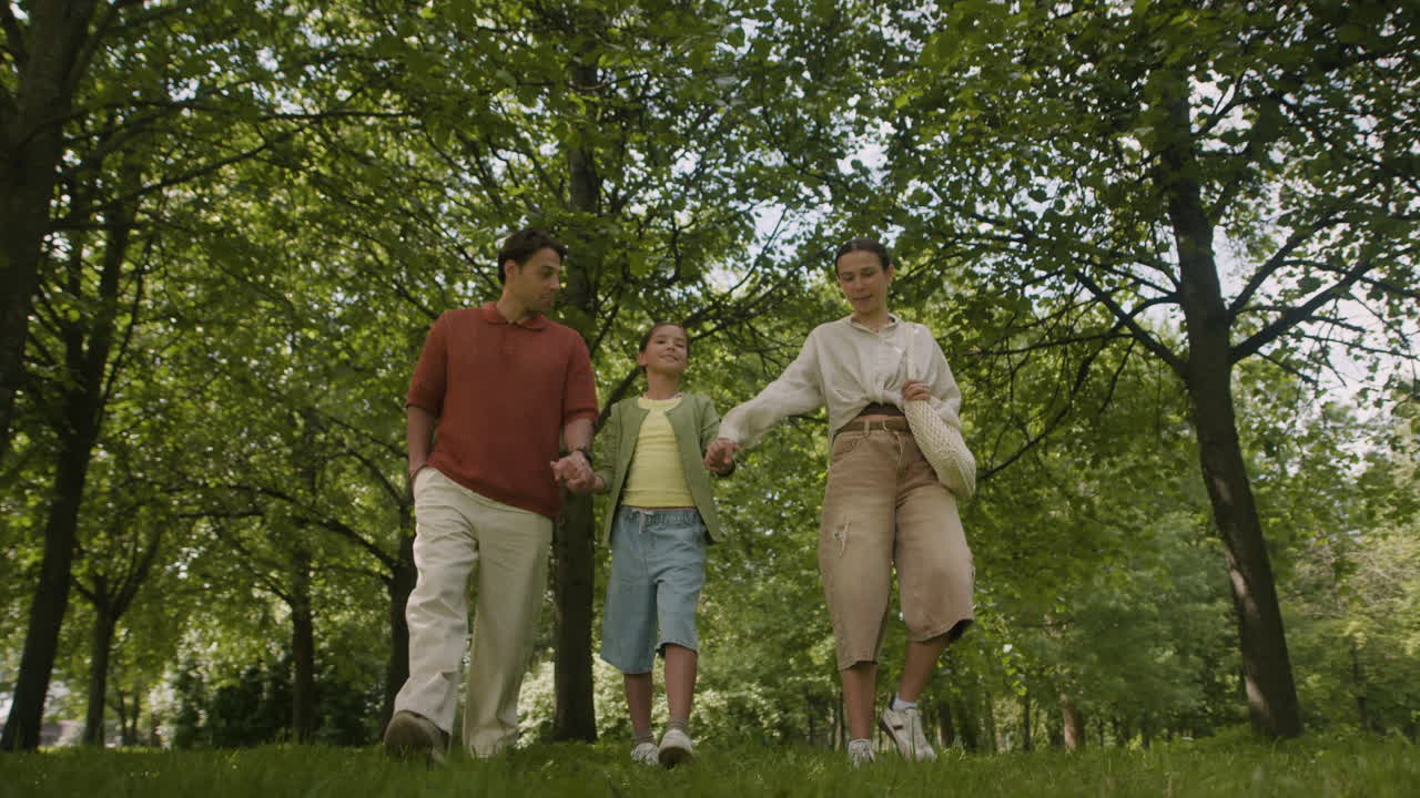 familia caminando en un parque