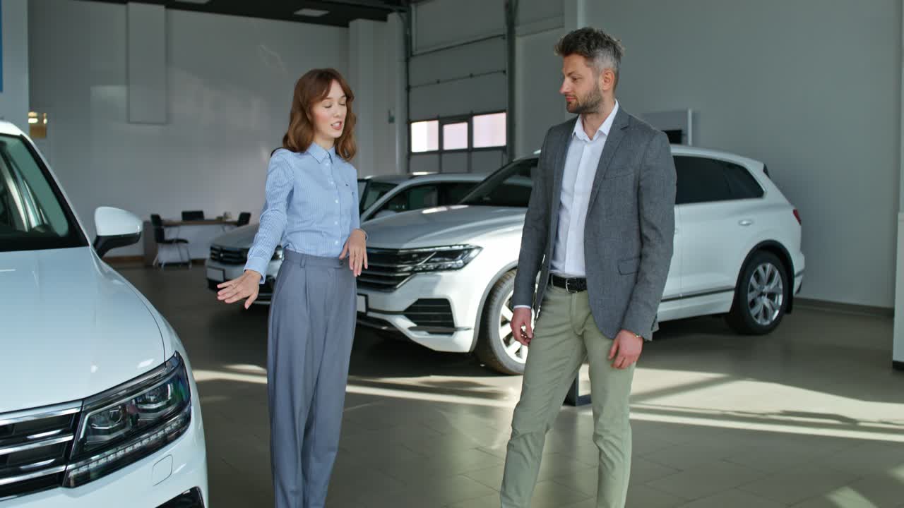 asesoramiento sobre ventas de automóviles en la sala de exposiciones