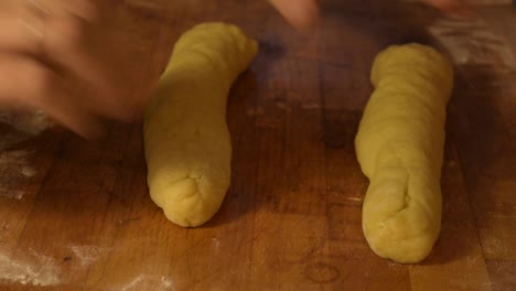 cortando la salchicha de masa para galletas en pedazos antes de modelarla