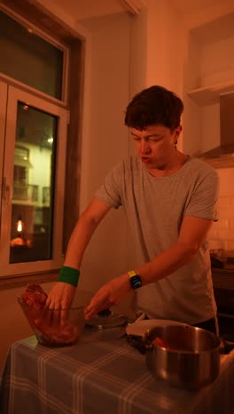 preparando una comida en casa