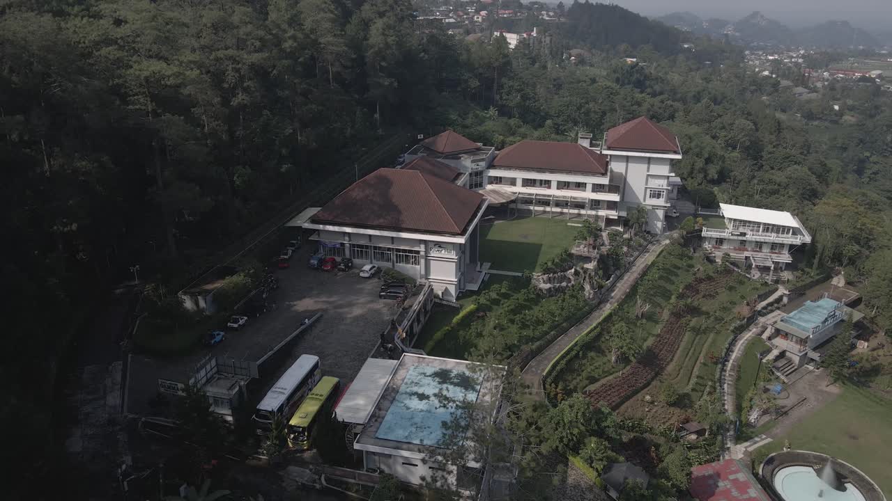 vistas aéreas, hoteles grandes y magníficos entre hermosas colinas o montañas