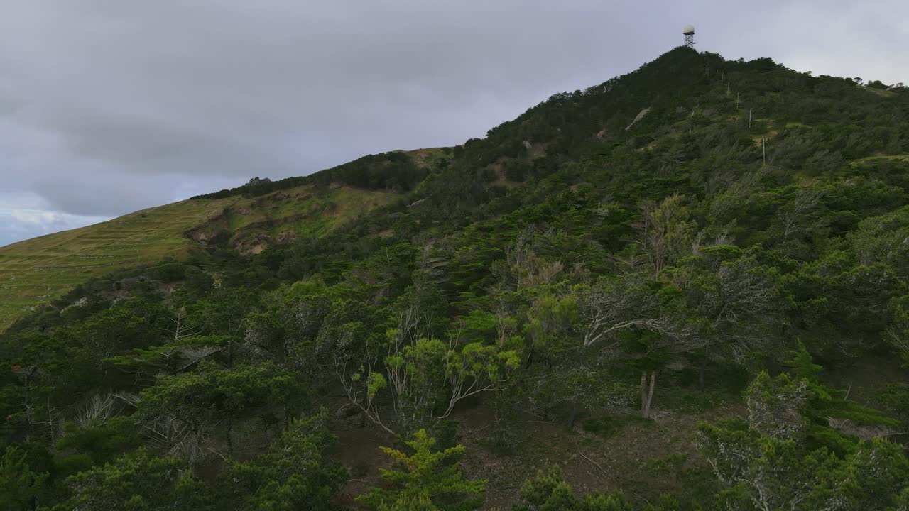 Immagine delle colline di Pico Castelo con luce solare parziale e copertura nuvolosa.