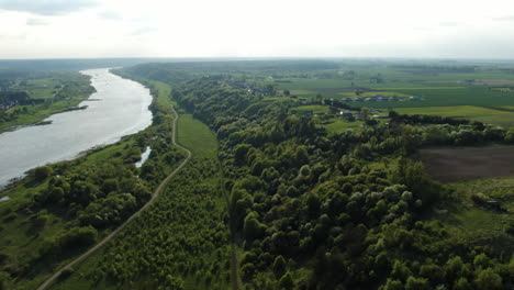 Schöne-Forstwirtschaftliche-Täler-Des-Nemunas-flusses-In-Litauen,-Hohe-Winkeldrohnenansicht