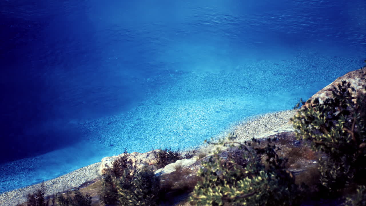 Acqua blu e rocce sulla costa