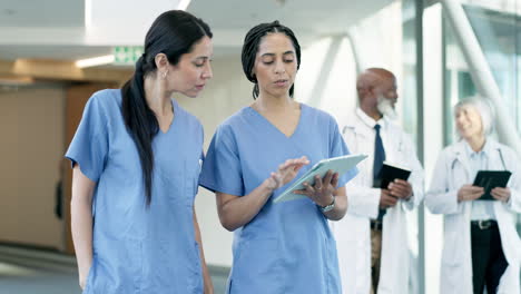 Teamarbeit,-Tablet-Oder-Krankenschwestern,-Die-über-Ergebnisse-Sprechen
