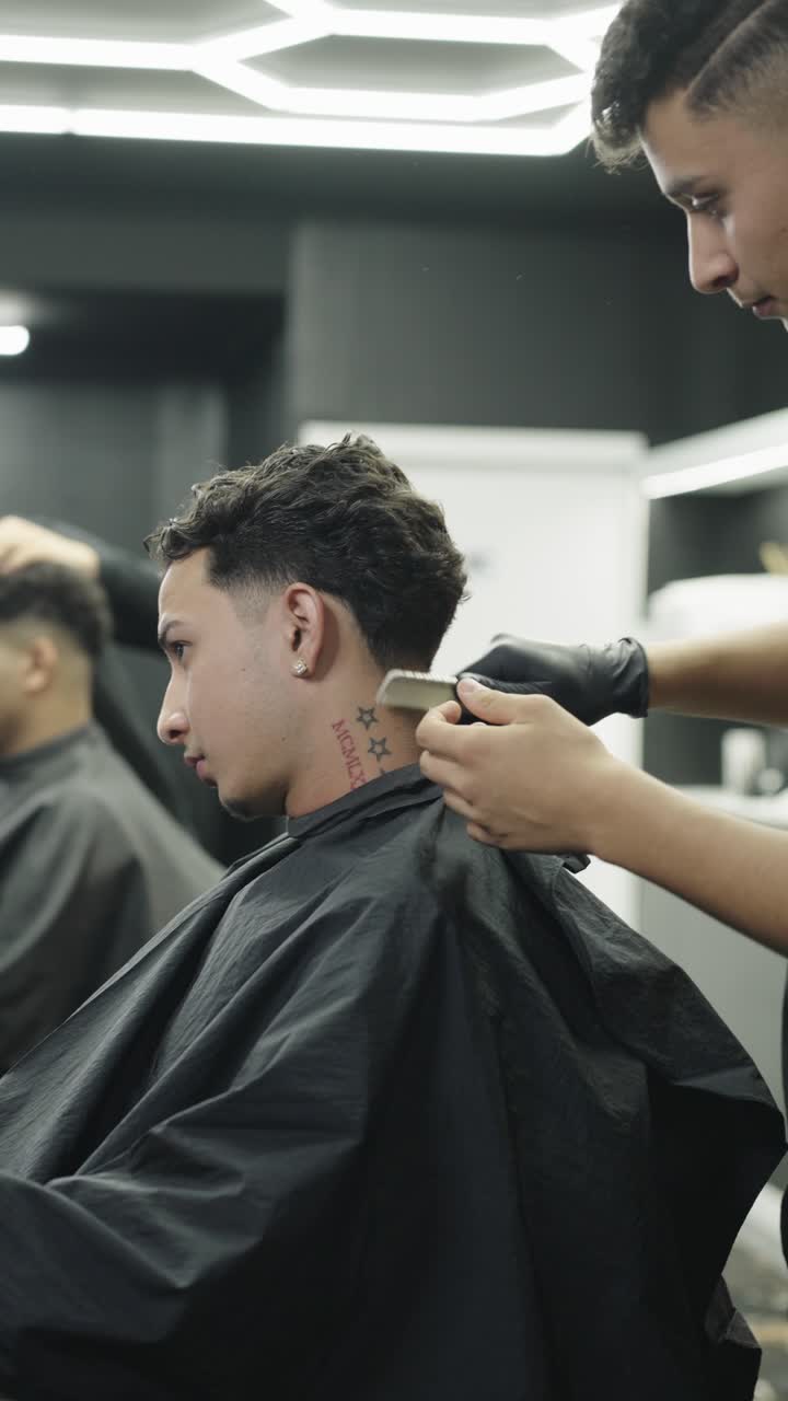Barbershop-scene med klipning og pleje