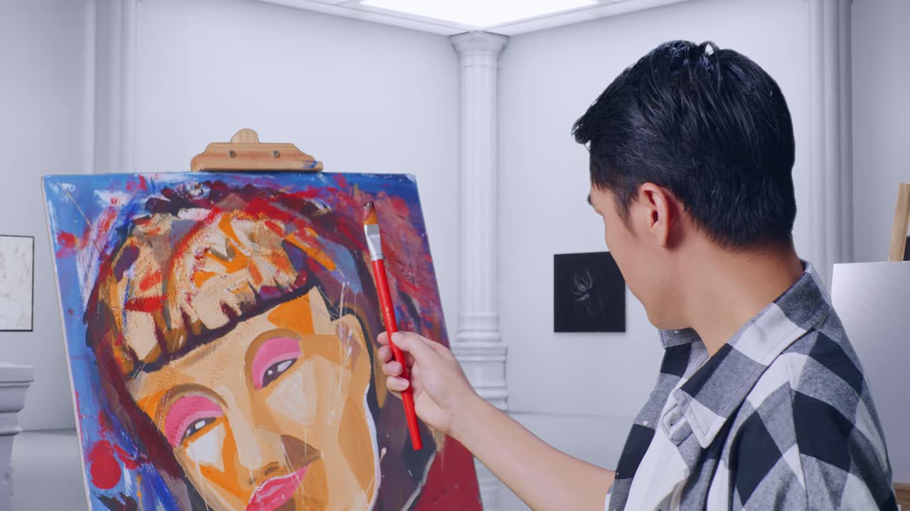 갤러리에서 오일 페인트와 으로 캔버스에 소녀의 얼굴을 측정하는 페인트 브러쉬를 사용하는 아시아 남성 예술가의 가까운 뒷면